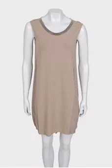 Loose-fitting dress with a tie at the bottom