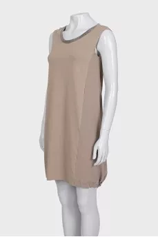 Loose-fitting dress with a tie at the bottom