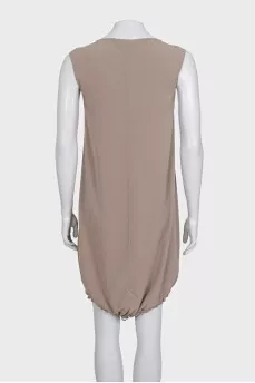 Loose-fitting dress with a tie at the bottom