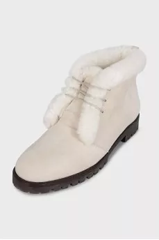 White suede boots with fur