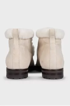 White suede boots with fur