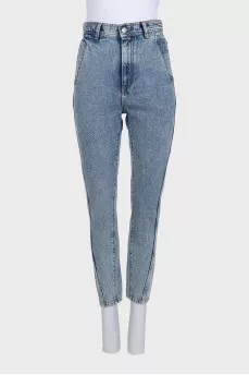 Light blue skinny jeans with a button