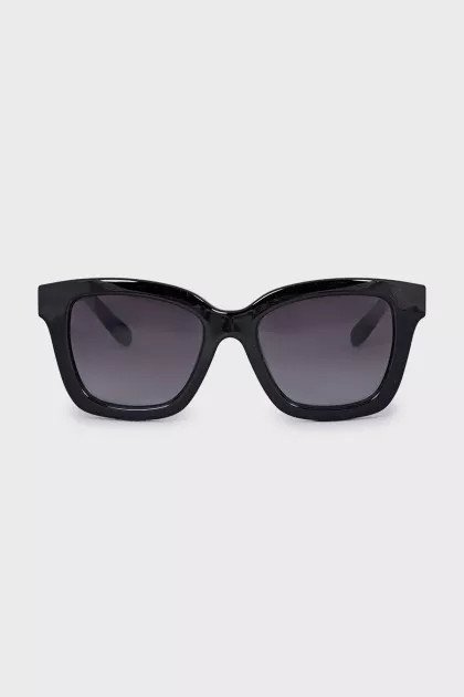 Black sunglasses with gradient lenses