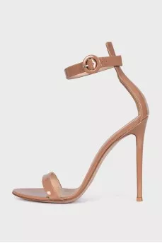 Patent leather sandals in beige
