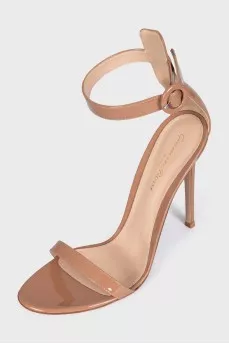 Patent leather sandals in beige