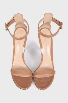 Patent leather sandals in beige