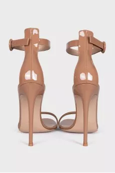 Patent leather sandals in beige