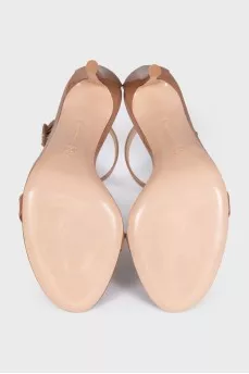 Patent leather sandals in beige