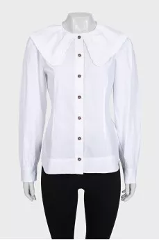 White shirt with an accent collar