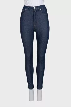 High-waisted jeans with a patch on the pocket