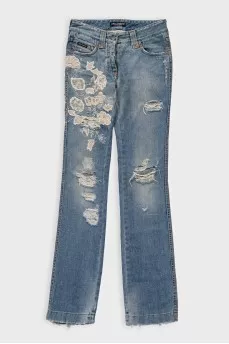 Blue jeans with embroidery and a ripped effect