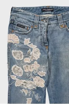 Blue jeans with embroidery and a ripped effect
