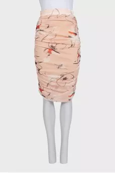 A fitted skirt with printed draping