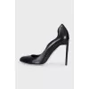Leather pumps with a scalloped edge