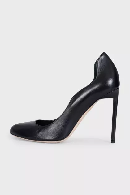 Leather pumps with a scalloped edge