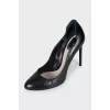 Leather pumps with a scalloped edge