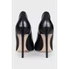 Leather pumps with a scalloped edge