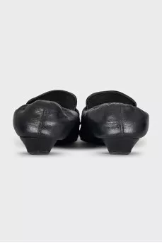 Black leather pointed-toe shoes