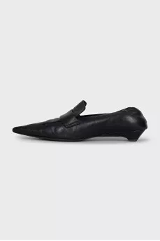 Black leather pointed-toe shoes