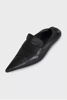 Black leather pointed-toe shoes