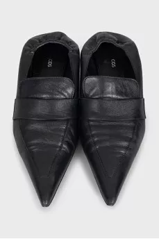 Black leather pointed-toe shoes