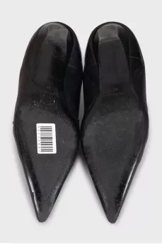Black leather pointed-toe shoes