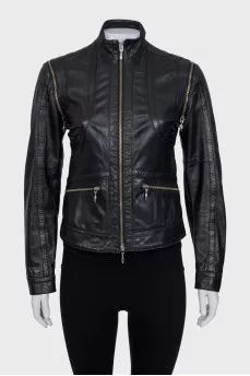 Fitted leather jacket with detachable sleeves