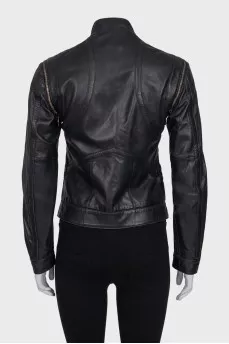 Fitted leather jacket with detachable sleeves