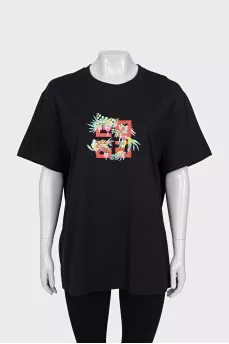 Black loose-fitting t-shirt with signature print