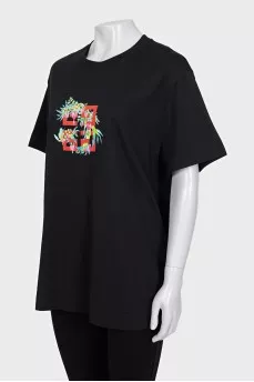 Black loose-fitting t-shirt with signature print