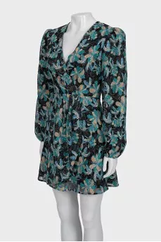 Fitted dress decorated with embroidery