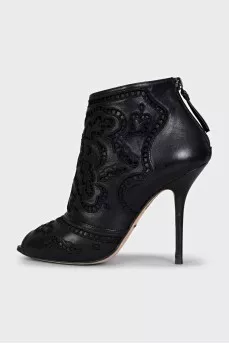 Leather ankle boots with heels decorated with embroidery