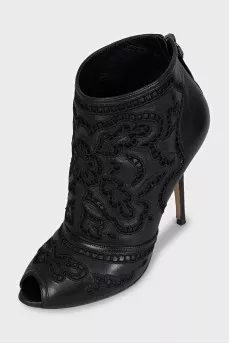 Leather ankle boots with heels decorated with embroidery