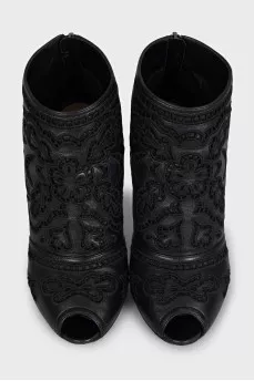 Leather ankle boots with heels decorated with embroidery