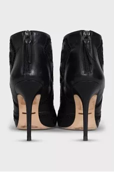 Leather ankle boots with heels decorated with embroidery