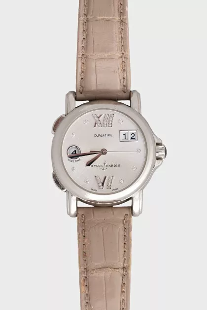 Wristwatch decorated with diamonds
