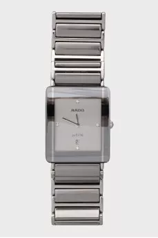 The watch is decorated with Jubilee diamonds