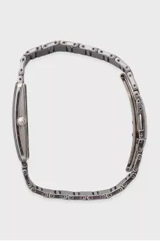 The watch is decorated with Jubilee diamonds