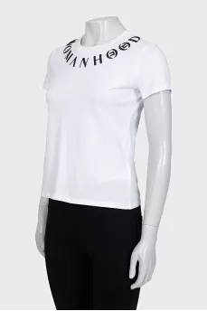 Straight T-shirt with contrasting embroidery