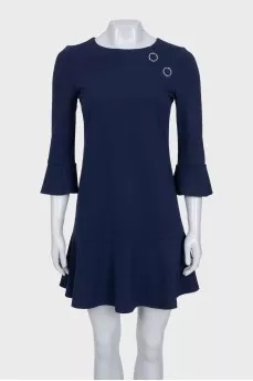 Fitted dress decorated with a frill