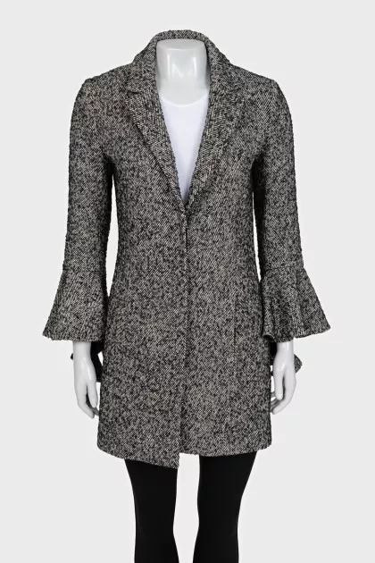 Fitted coat with decorated sleeves