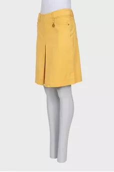 Skirt with a pleat at the front