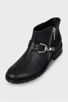 Black boots with decoration