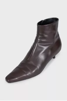Коричневі ботильйони на підборах kitten heel