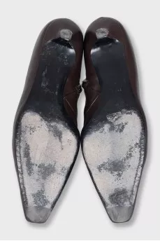 Коричневі ботильйони на підборах kitten heel