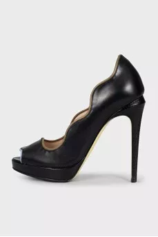 Leather shoes with contrasting trim