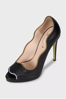 Leather shoes with contrasting trim