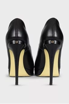Leather shoes with contrasting trim