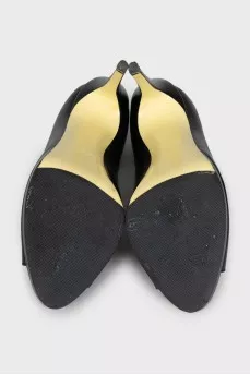Leather shoes with contrasting trim
