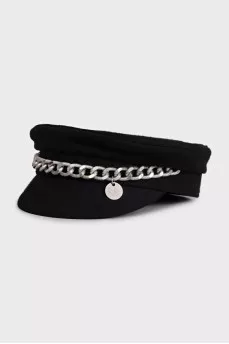 Wool cap decorated with a voluminous chain